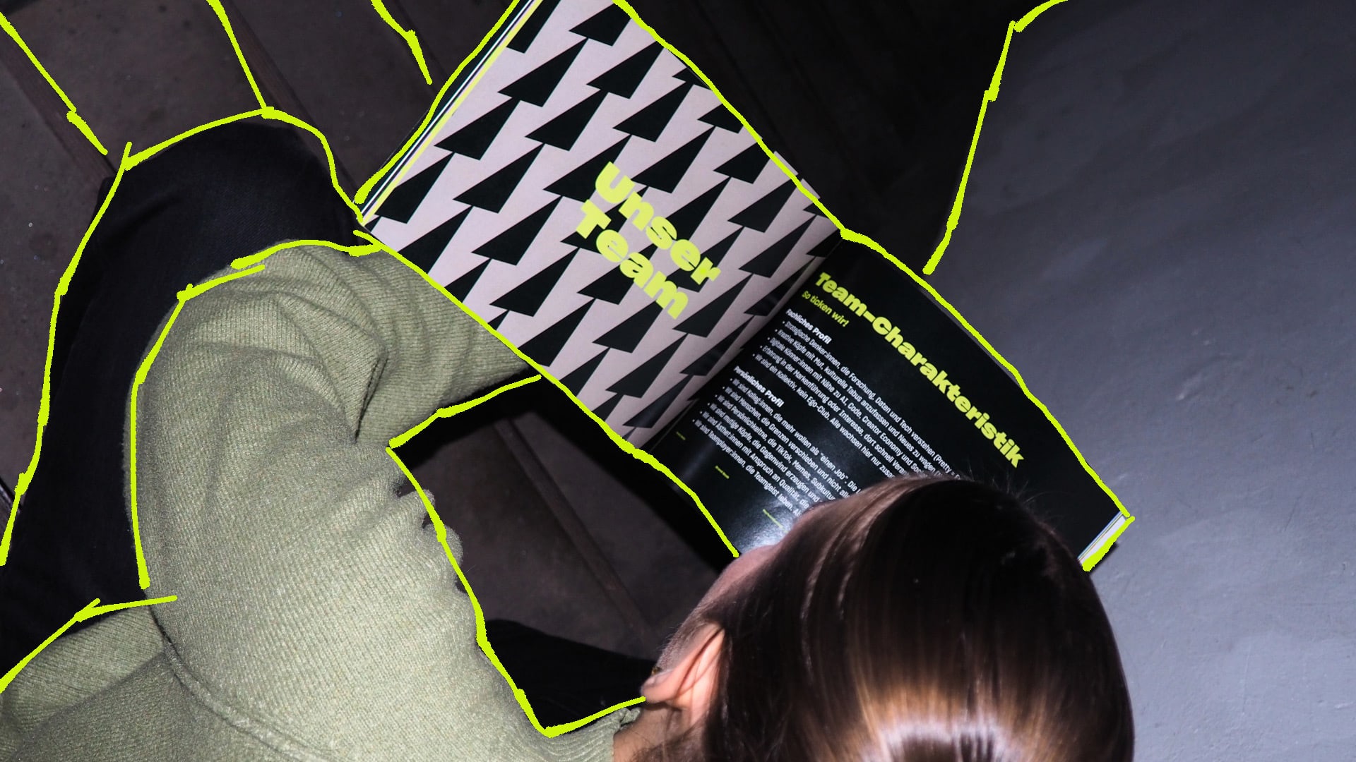 PRETTY NASTY Mitarbeiterin liest Brand Book